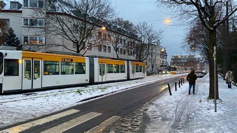 In Mainz Ist Eine Stra Enbahn An Einer Vereisten Weiche Entgleist