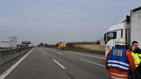 FOTOS Sinsheim Lkw Fahrer Nach Unfall Mit Sattelzug Auf A6 In