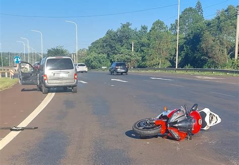 Una Moto Choc La Parte Trasera De Un Utilitario En El Acceso A Garup