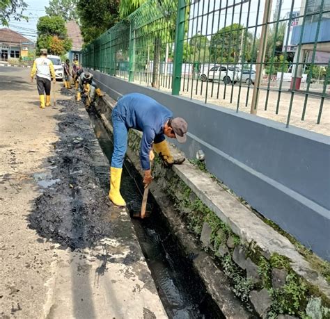 Antisipasi Banjir Dinas PUPR Lebak Bersihkan Drainase BantenNews Co