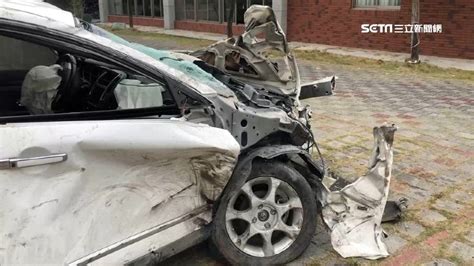 國道擦撞砂石車 轎車噴飛衝過分隔島「驚險橫越5車道」 社會 三立新聞網 Setncom