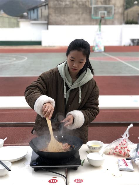 “烹”然心动，“味”爱而行——记裘村镇中心小学厨艺秀大赛