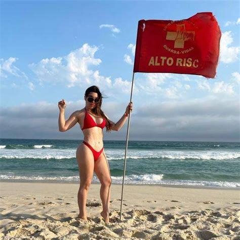 Sbt Tv Ap S Div Rcio Naiara Azevedo Curte Dia De Praia E Exibe