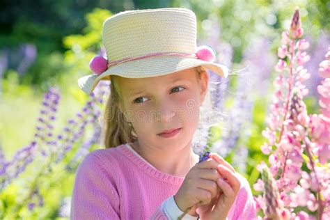 Mooi Schattig Meisje In Roze Jurk En Hoed In Een Gebied Met Een