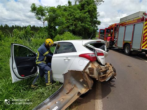 Colis O Traseira Entre Caminh O E Carro Deixa Uma Mulher Ferida Na Pr