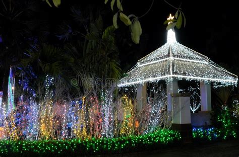 Cenador Adornado Con Las Porciones De Luces De La Navidad Iluminaci N