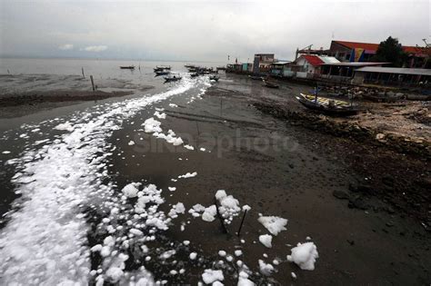 Foto Pantai Kenjeran Surabaya Tercemar Limbah Rumah Tangga