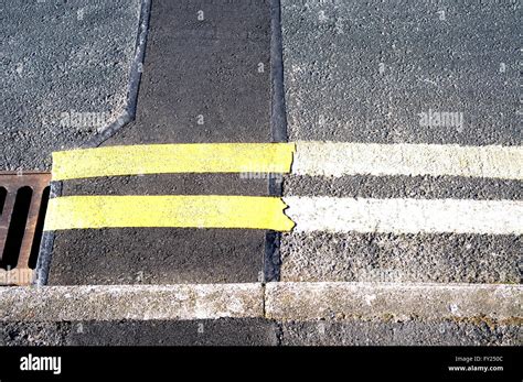 double yellow lines Stock Photo - Alamy