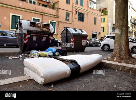 Roma Immondizia Nelle Strade Del Pigneto Stock Photo Alamy