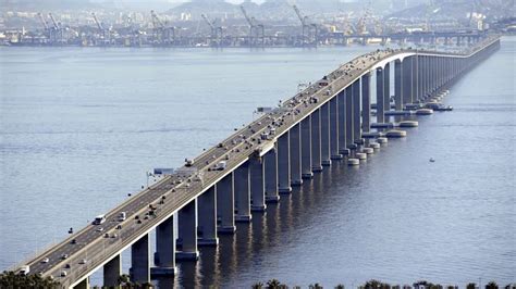 Carreta e veículo de passeio colidem na Ponte Rio Niterói Mobilidade Rio