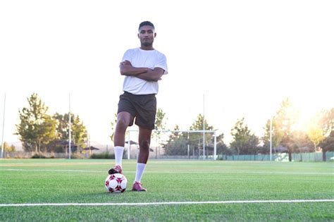 Portrait De Joueur De Football Sur Le Terrain Avec Son Pied Sur Le