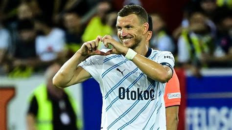 Dzeko Galatasaraylı eski yıldızı geçerek Türk futbol tarihine geçti