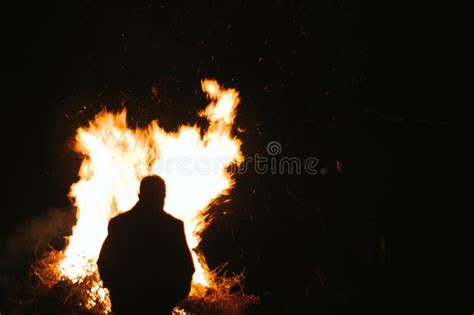 Silueta De Hombre Parado Frente Al Fuego Imagen De Archivo Imagen De