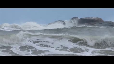 Ressaca Onda Batendo Na Ponta Da Ilha Na Praia De Pitangueiras No