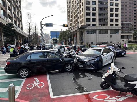 桃園藝文特區爆警匪追逐！通緝犯拒捕衝撞警車4名員警受傷 社會 中時新聞網