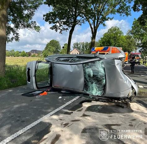 Kollision Mit Baum Eine Leicht Verletzte Und Zwei Schwer Verletzte