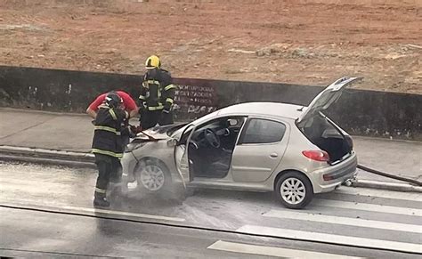 V Deo Carro Pega Fogo E Assusta Moradores Em Florian Polis