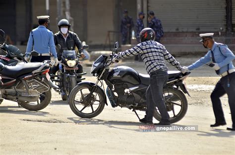 भाडा लिएर यात्रु बोक्ने १६ निजी सवारी साधन ट्राफिक प्रहरीको नियन्त्रणमा नेपाल लाइभ Nepal