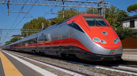 Treni Passeggeri E Merci Veloci In Arrivo Partenza E Transito A