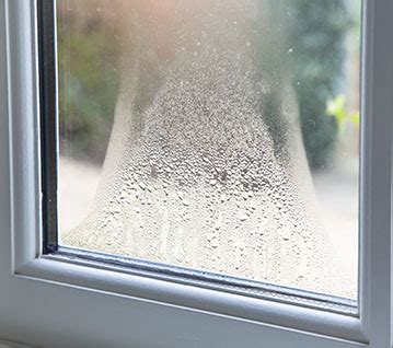 Nasse Fenster im Winter Kondenswasser führt zu Schimmel