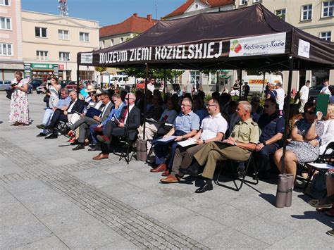 Narodowe Czytanie zagościło na kozielskim rynku Wspólne czytanie Nad