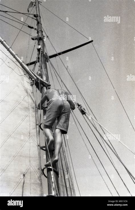 1970er Jahre Sailor Klettern Oder Aloft Einem Mast Auf Einem Boot Auf