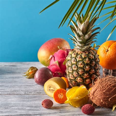 Grupo de frutas tropicales exóticas mango fruta del dragón maracuyá