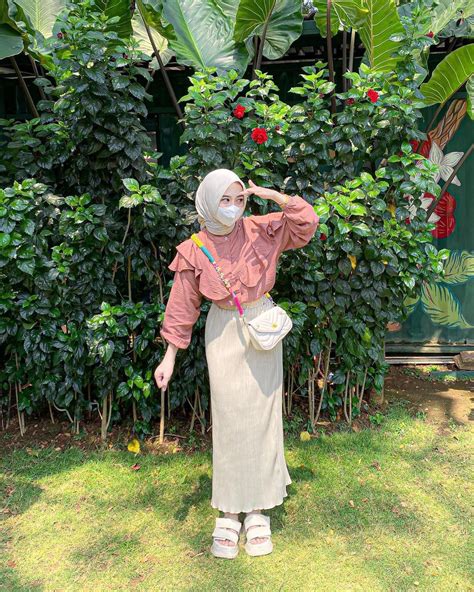 Pin By Racun Outfit On Ootd Hijab Ootd Hijab Cream Outfit Ootd Simple