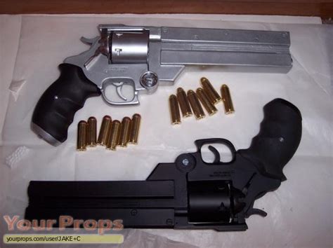 Trigun TRIGUN VASH'S AND KNIVE'S REVOLVERS replica prop weapon