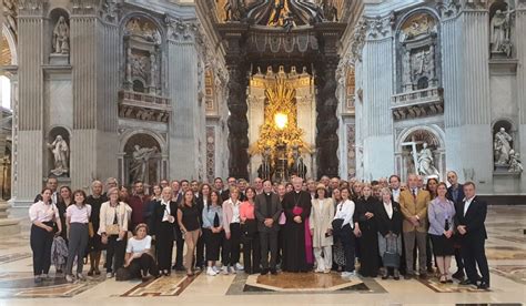 El papa Francesc rep una rèplica de la talla de la Mare de Déu de