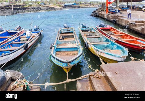 Peque Os Barcos Pesqueros De Madera Amarrados En El Puerto De Hanga Roa