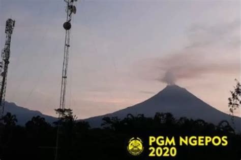 Gunung Merapi Keluarkan Asap Solfatara Pagi Ini Netizen Sigap Berdoa