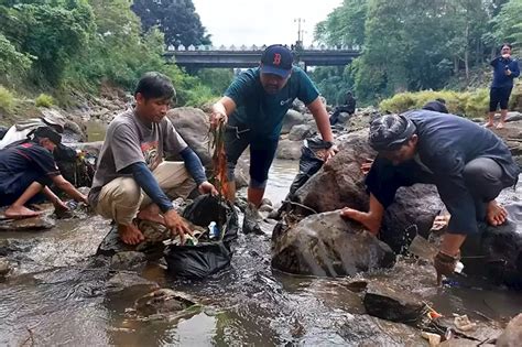 Jaga Kelestarian Lingkungan Lewat Gerebek Sampah Dan Tanam Ratusan