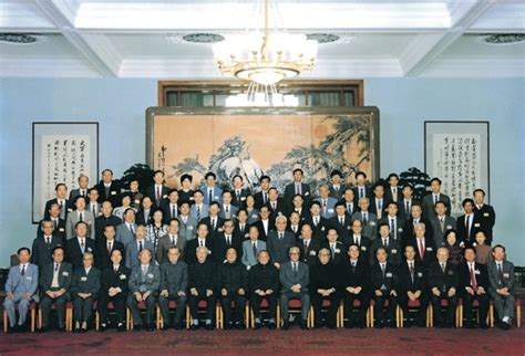 1988年10月，邓小平等中央领导同志与中华人民共和国澳门特别行政区基本法起草委员会委员及工作人员合影。前排左三为雷洁琼。中国民主促进会