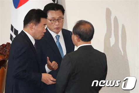 여·야 원내대표와 이야기 나누는 김진표 의장 뉴스1