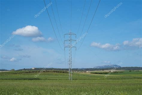 Torre De Transmisi N De Alta Tensi N Y L Nea De Cable En El Campo Bajo