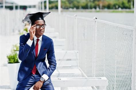 Estudante de sucesso feliz afro americano no chapéu de formatura Foto