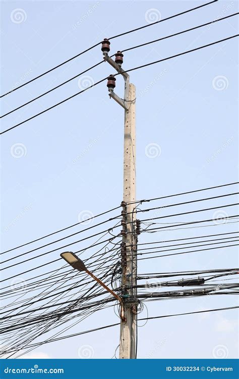 Poste Eléctrico Con Muchos Cables Foto de archivo Imagen de eléctrico