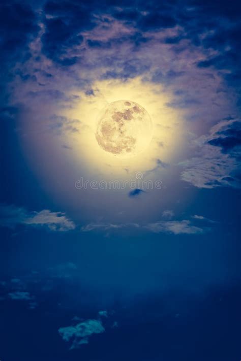 Ciel De Nuit Avec Les Nuages Et La Pleine Lune Lumineuse Avec Brillant