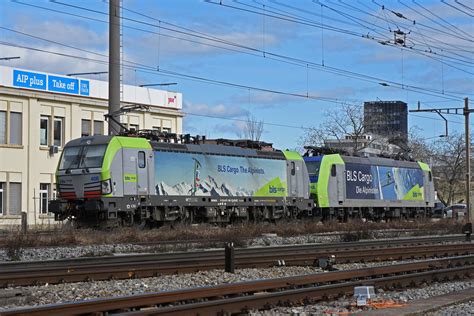 Doppeltraktion Mit Den BLS Loks 475 408 1 Und 485 013 7 V Flickr