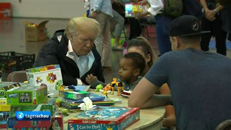 Video Hochwasser in den USA Präsident Trump besucht