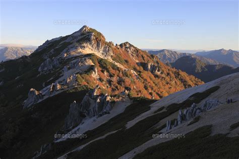 秋の燕岳 25974001168 の写真素材・イラスト素材｜アマナイメージズ