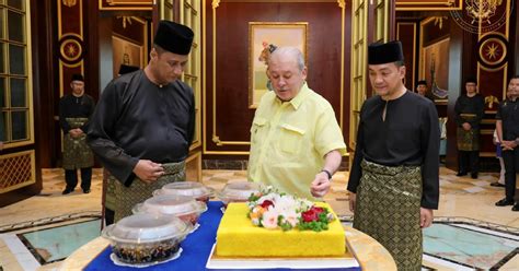 Sultan of Johor receives homage on eve of 65th birthday | New Straits Times