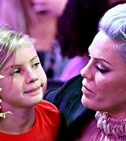 Pink Y Willow Hart Su Hija Cantaron Juntas En Show Navide O El