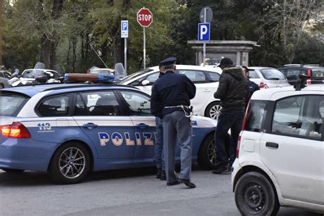 Sos Stazione Blitz Tra I Bivacchi Nella Terra Di Nessuno