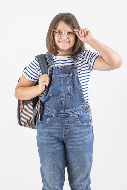 Niña Feliz Con Anteojos Viste Mochila Y Ropa Escolar Informal Foto