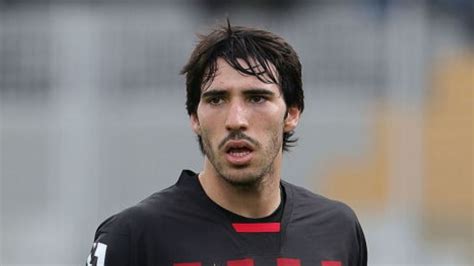 Sandro Tonali lascia il Milan e firma con il Newcastle ora è ufficiale