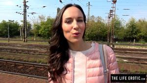 電車の駅で公然とマスターベーションをしているところをほぼ捕まった背の高い痩せた女の子を視聴 Babe Petite Public Porn SpankBang