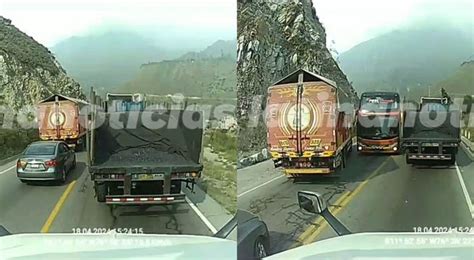 Choferes invaden carril contrario y bus choca con tráiler accidente