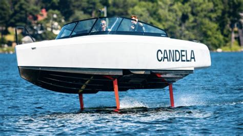 Este barco elétrico navega pelo mar voando sobre a água